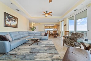 Condo, varias camas (La Playa 901) | Área de sala de estar | Televisión