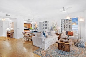 Condo, várias camas (Indigo West 1101) | Área de estar | TV