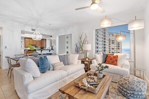 Appartement, Meerdere bedden (Indigo West 1101) | Woonruimte | Televisie