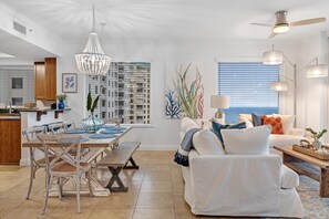 Condo, várias camas (Indigo West 1101) | Área de estar | TV