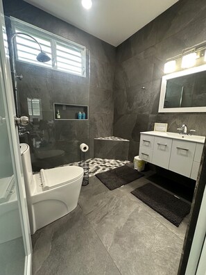 Een douche, een haardroger, handdoeken, zeep