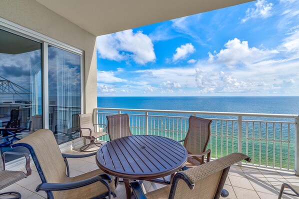 コンドミニアム ベッド (複数台) (Indigo West 2103 Penthouse) | 屋外ダイニングエリア