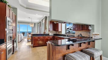 Leilighet, flere senger (Indigo West 2103 Penthouse) | Eget kjøkken | Ovn, brødrister og papirhåndklær