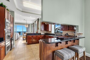 コンドミニアム ベッド (複数台) (Indigo West 2103 Penthouse) | 専用キッチン | オーブン、トースター、ペーパータオル