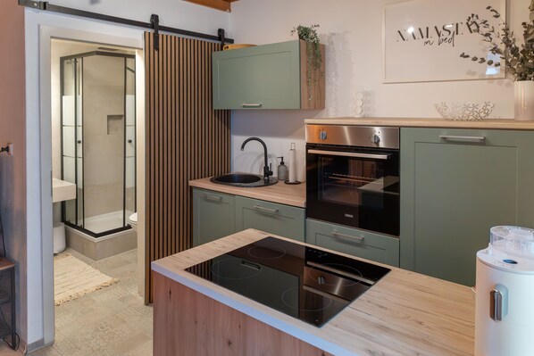 Una cocina moderna con horno integrado, estufa y lavaplatos.