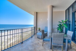 Apartamento, varias camas (Capri 601) | Restaurante al aire libre