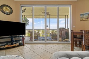 Apartment, Mehrere Betten (Lost Key C1003-Unlimited Golf!) | Wohnbereich | Fernseher