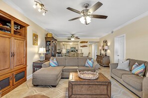 Apartment, Mehrere Betten (Shipwatch D104) | Wohnbereich | Fernseher