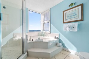 Condo, Plusieurs lits (Beach Colony East 11C) | Salle de bain | Articles de toilette (gratuits), shampooing, papier de toilette