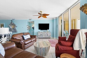 Apartment, Mehrere Betten (Beach Colony East 11C) | Wohnbereich | Fernseher