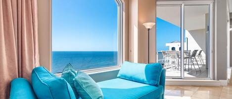 Condo, várias camas (Indigo East 2103 Penthouse w/Cabana) | Área de estar | TV