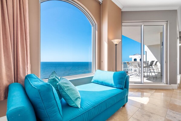 公寓客房, 多張床 (Indigo East 2103 Penthouse w/Cabana) | 起居區 | 電視