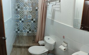 Ducha, toallas, jabón y champú