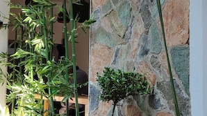 Un jardin bien entretenu, agrémenté de diverses plantes et doté d’un mur en pierre.