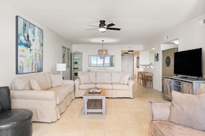 Appartement, meerdere bedden (SeaSpray East 924- Gulf Front) | Woonruimte | Een televisie