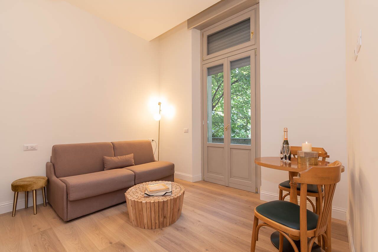 Cubrecamas, escritorio y espacio para trabajar con laptop 