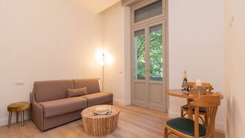 Cubrecamas, escritorio y espacio para trabajar con laptop