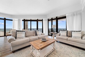 คอนโด, หลายเตียง (The Oasis at Orange Beach 1611 (Phoen) | บริเวณนั่งเล่น | ทีวี