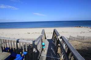 På stranden