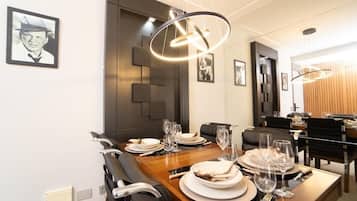 Fridge, microwave, blender, cookware/dishes/utensils