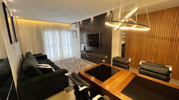 Apartamento conforto, 1 cama Queen | Sala de estar