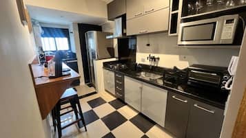 Refrigerador, microondas, licuadora y utensilios de cocina
