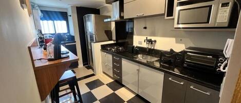 Tủ lạnh, lò vi sóng, máy xay thực phẩm