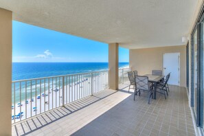 Condo, varias camas (Bluewater 1101) | Restaurante al aire libre