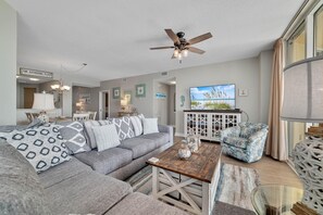 公寓客房, 多張床 (Beach Colony East 15C-Penthouse) | 起居區 | 電視