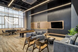 Grand Suite | Living area | 70-inch Smart TV with digital channels - ULIV Cibeles (Mexico City)