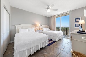 Condo, varias camas (Beach Colony East 10A) | 3 habitaciones, tabla de planchar con plancha y wifi