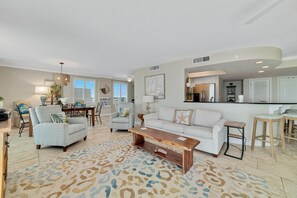 Apartment, Mehrere Betten (Perdido Towers West 908) | Wohnbereich | Fernseher
