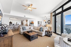 Condo, varias camas (The Oasis at Orange Beach 2208 (Phoen) | Área de sala de estar | Televisión 