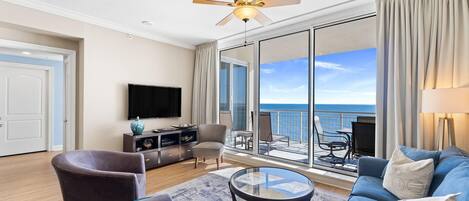 公寓客房, 多張床 (Indigo East 1604) | 起居區 | 電視