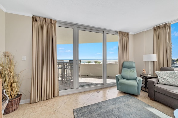 Condo, 1 cama King size y sofá cama (Perdido Sun 214) | Área de sala de estar | Televisión