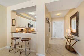 Appart'hôtel, plusieurs lits (Beach Colony East 9C) | Cuisine privée
