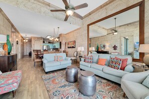 Apartment, Mehrere Betten (Spanish Key 705) | Wohnbereich