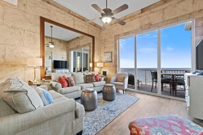 Apartment, Mehrere Betten (Spanish Key 705) | Wohnbereich