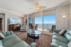 公寓客房, 多張床 (Indigo East 906) | 起居區 | 電視