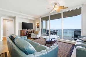 Leilighet, flere senger (Indigo East 906) | Oppholdsområde | TV