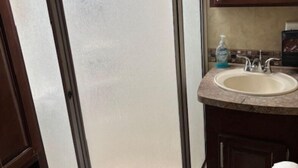 تجهيزات دش، مجففات شعر، مناشف، صابون