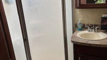 Dusche, Haartrockner, Handtücher, Seife