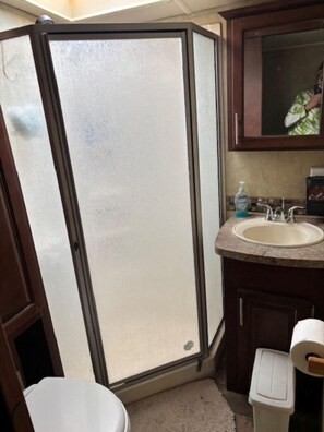 Dusche, Haartrockner, Handtücher, Seife