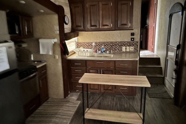 Frigorifero, microonde, forno, tavolo da pranzo