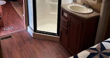2 Bed, 2 Bath High End RV, Fully Furnished, Pet and Child Friendly