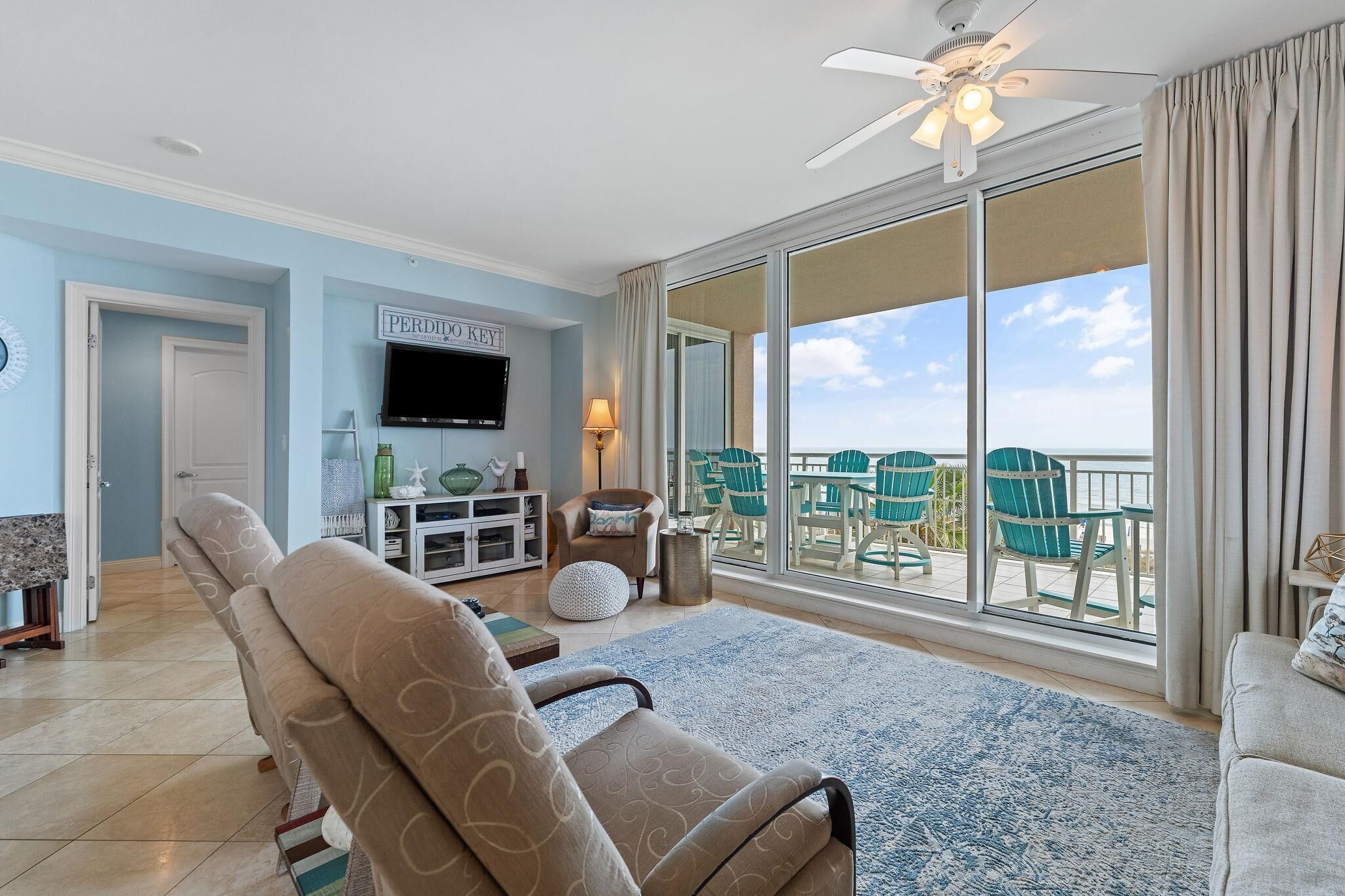 Apartment, Mehrere Betten (Indigo West 304) | Wohnbereich | Fernseher