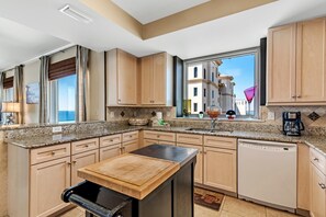 Condo, várias camas (Indigo East 1906) | Cozinha privada | Torradeira, toalhas de papel