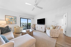 公寓客房, 多張床 (Shipwatch Riverside E204) | 起居區 | 電視