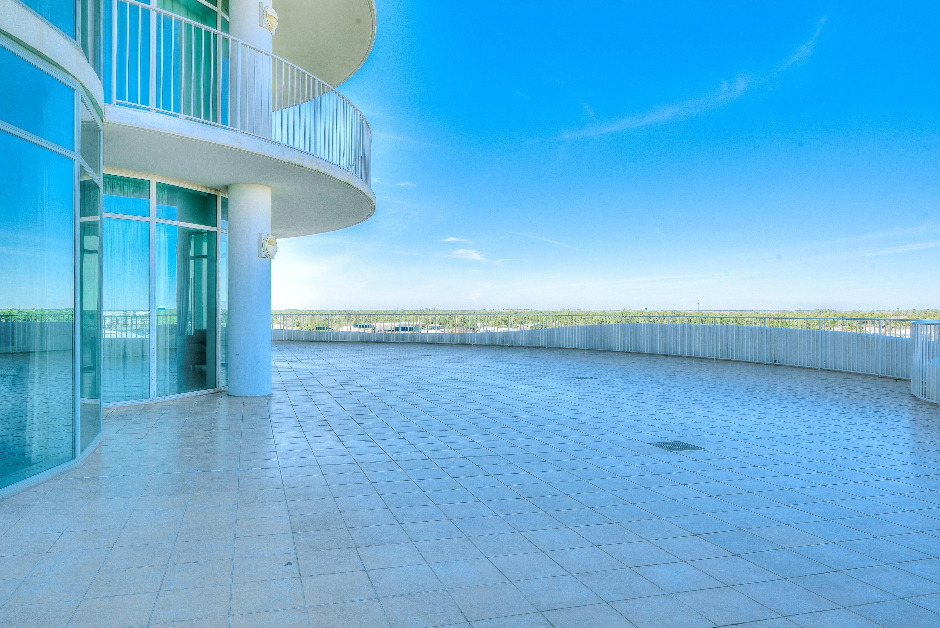 Un bâtiment spacieux et moderne, doté d’un balcon incurvé et de grandes fenêtres en verre.