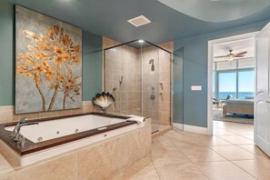 Condo, Multiple Beds (Turquoise C601) | Bathroom | Free toiletries, shampoo, toilet paper